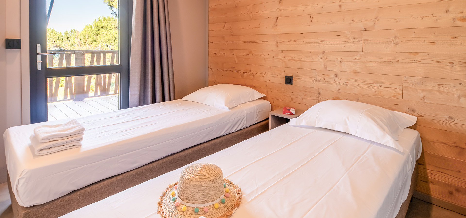 Camping san damiano bungalow vista chambre enfants terrasse